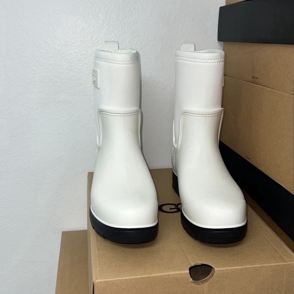 UGG DROPLET MID All Weather Platform Sherpa Lined Boot  OFFERS ALWAYS WELCOME 🤗 - Picture 2 of 4